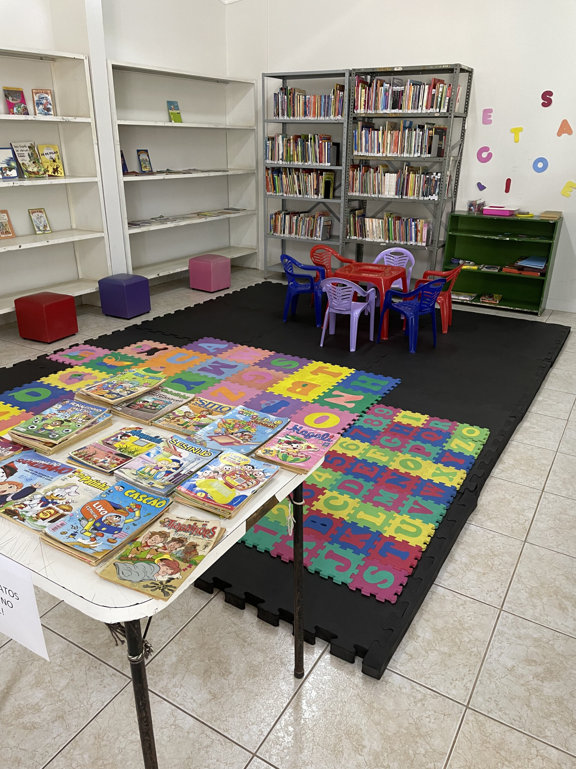 (foto: área destinada ao público infantil na biblioteca)